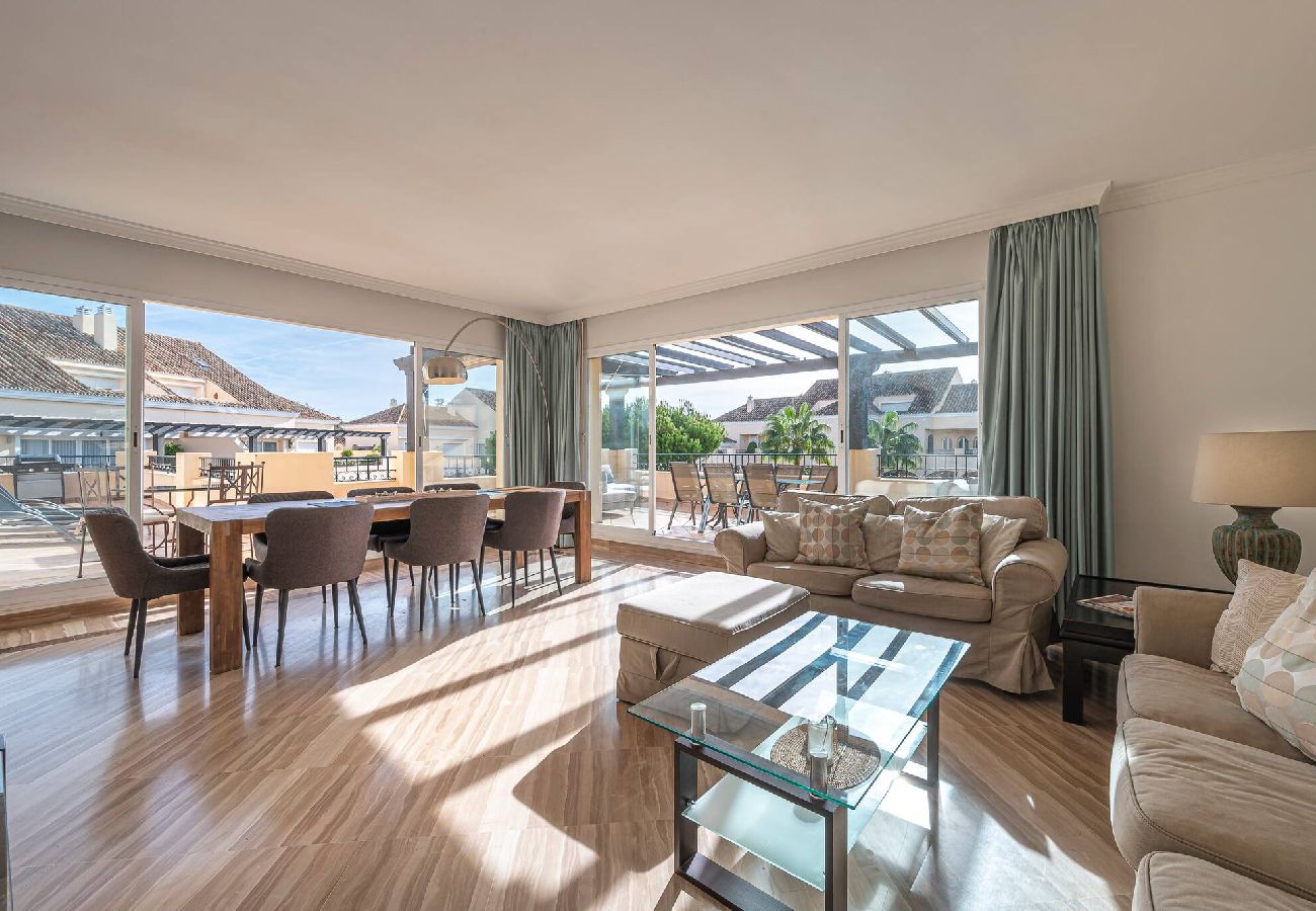 Apartamento en Marbella - Imperdible 4 Dorm. Parking, Piscina, Cerca del Mar 