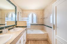 Apartamento en Marbella - Imperdible 4 Dorm. Parking, Piscina, Cerca del Mar 