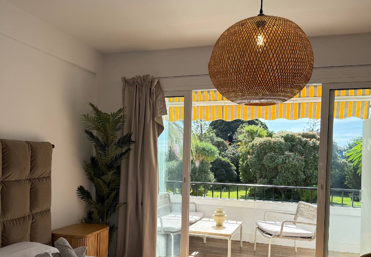 Estudio en Marbella - Elegante Estudio con Balcón y Piscina 