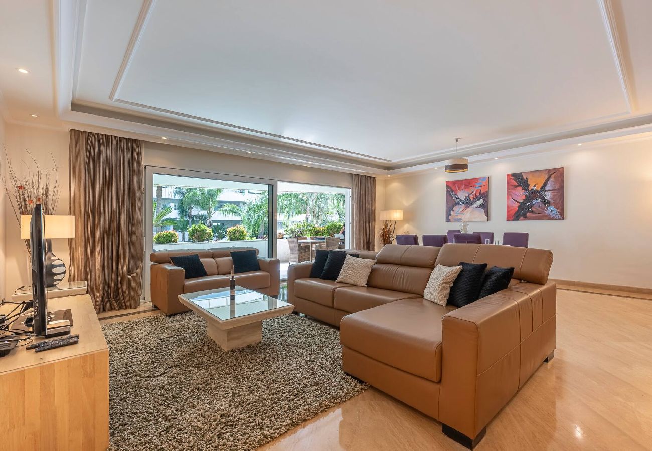 Apartamento en Marbella - Moderno piso de 2 DORM cerca de Puerto Banús 