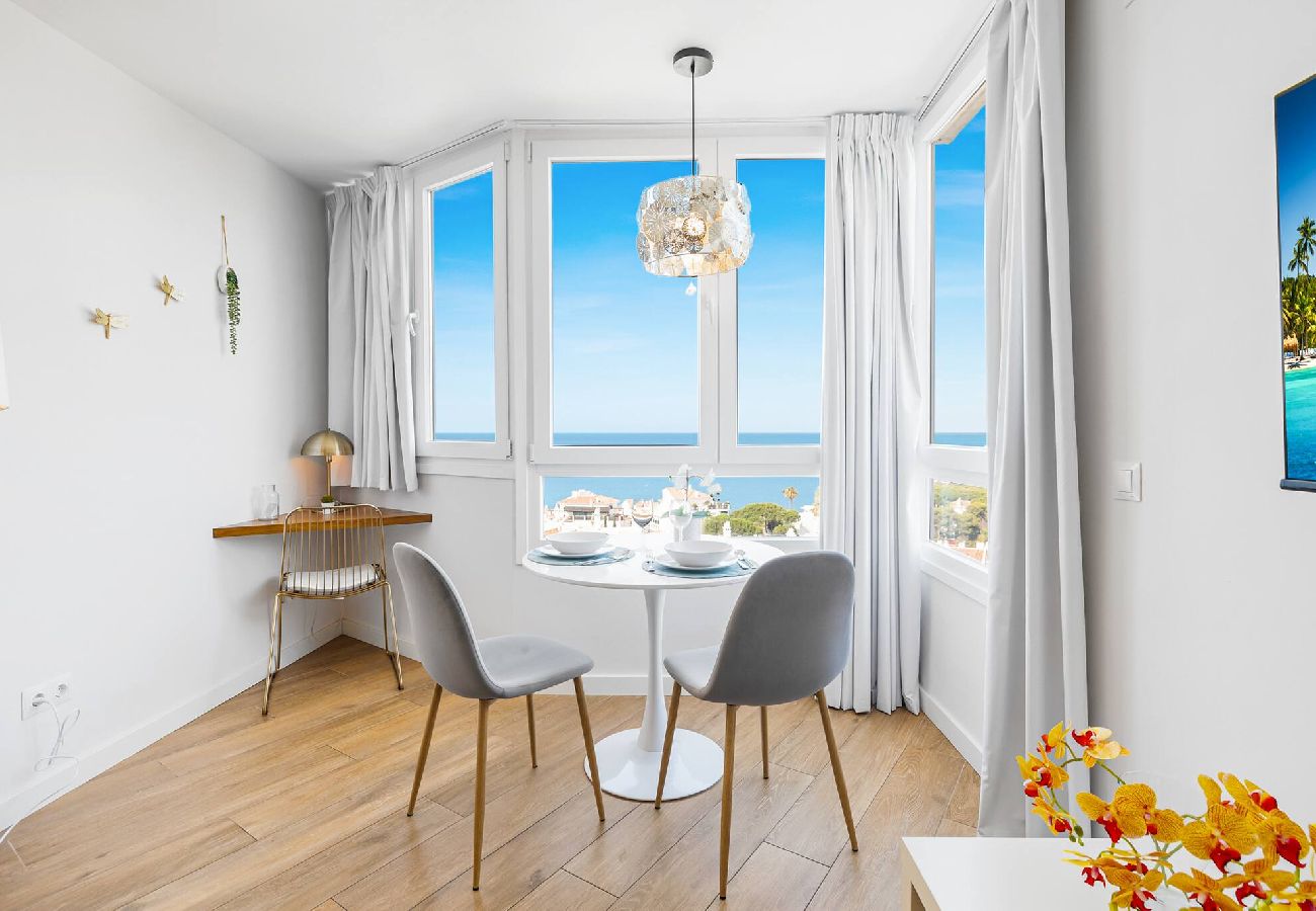 Apartamento en Calahonda - Elegante Estudio - Acceso Directo al Mar - Piscina 