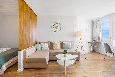 Apartamento en Calahonda - Elegante Estudio - Acceso Directo al Mar - Piscina 
