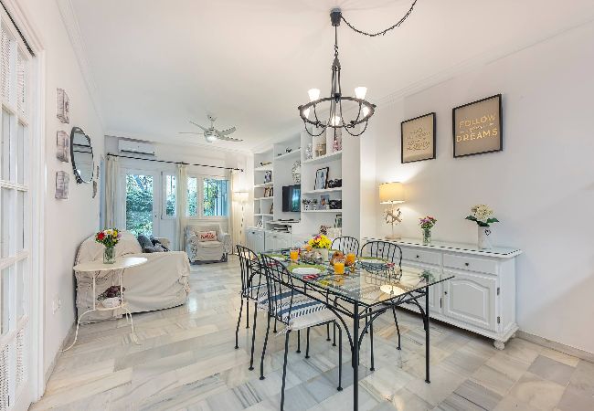 Apartamento en Marbella - *Elegante Piso de 2 Dormitorios en Milla de Oro* 