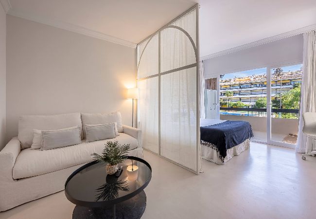 Apartment in Marbella - Studio in Private Urbanization next to the SEA 
