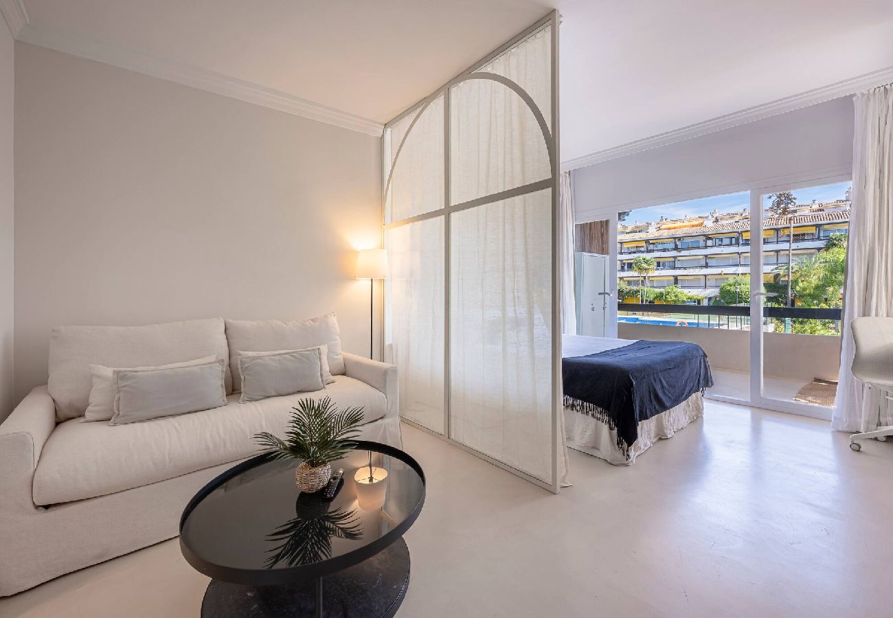 Apartment in Marbella - Studio in Private Urbanization next to the SEA 