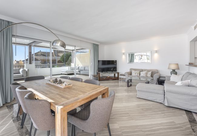 Apartment in Marbella - Amazing 4Br Apart. Parking, Pool, Close to the Sea 