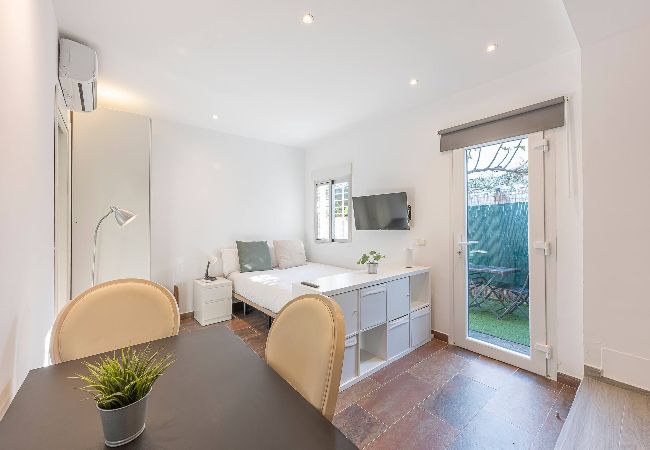 Studio in Marbella - Cozy Studio w/ AC & Barbecue, close to the Sea 