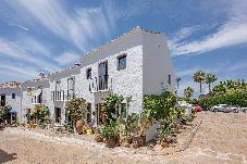 House in Marbella - Charming House 2 Bd + Patio, Pool & Parking 