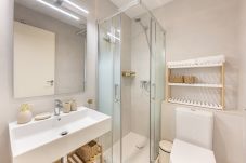 Apartment in Mijas - Modern Golf Oasis Mijas: Pool, Terrace & Parking