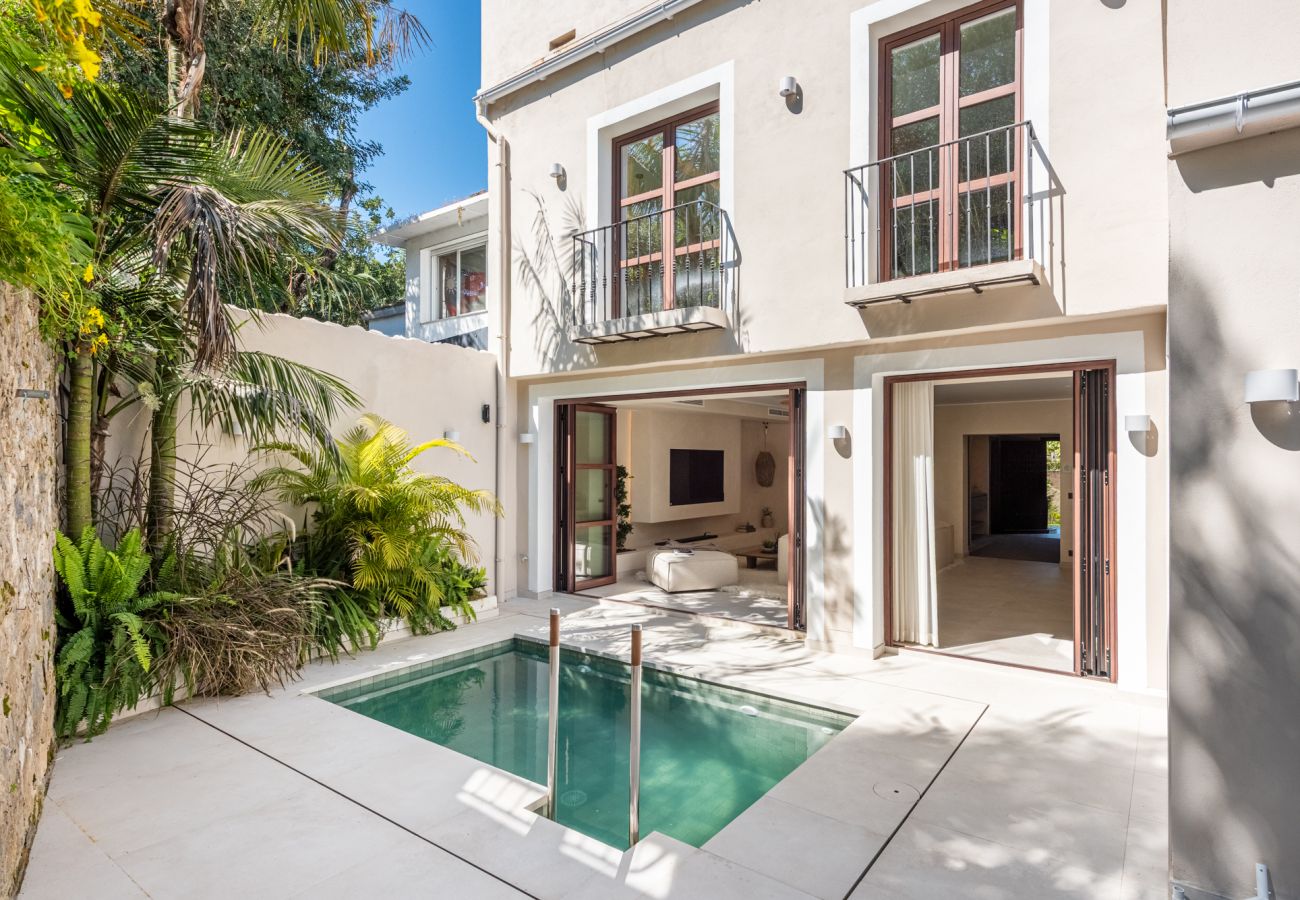 House in Marbella - Luxury Designer Villa with Private Pool, Solarium & 4 En-Suite Bedrooms